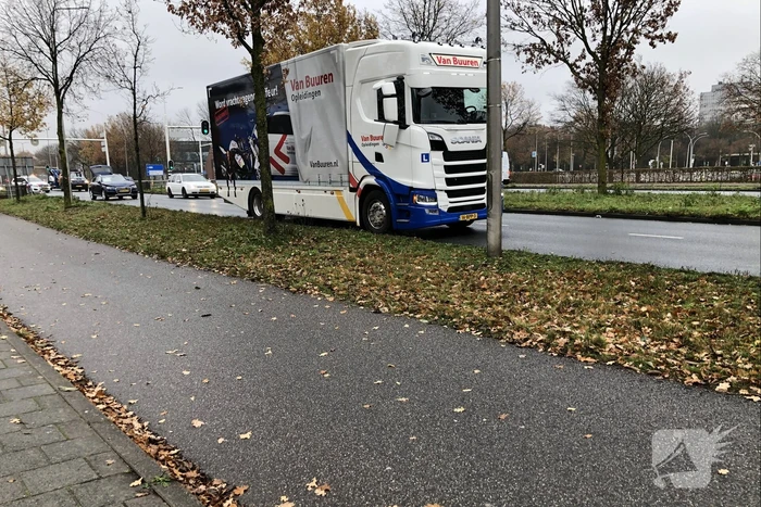 Automobilist botst achter op vrachtwagen