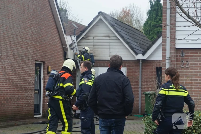 Brand in garage naast woning