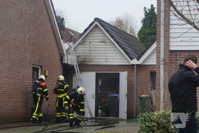 Brand in garage naast woning
