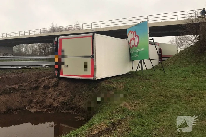 Vrachtwagen belandt op zijn kant in de berm