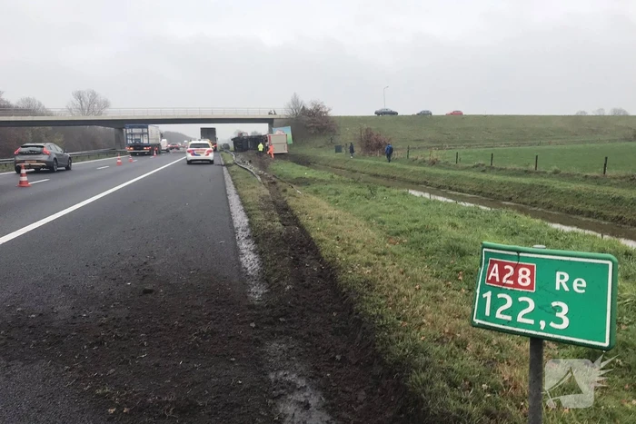 Vrachtwagen belandt op zijn kant in de berm