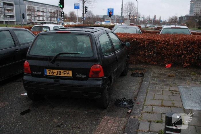 Vuurwerkbom zorgt voor schade aan voertuigen