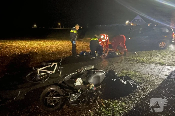 Twee gewonden bij zware aanrijding tussen scooter en fiets
