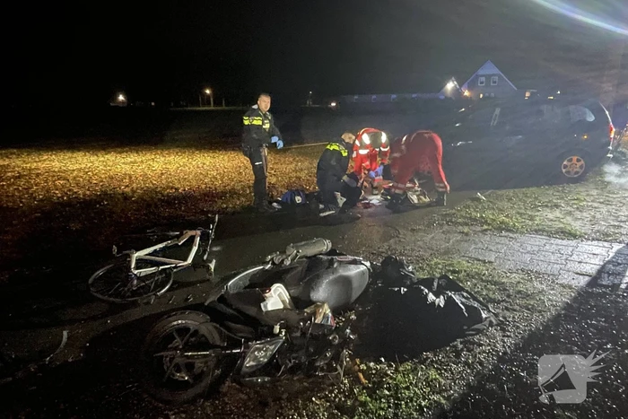 Twee gewonden bij zware aanrijding tussen scooter en fiets