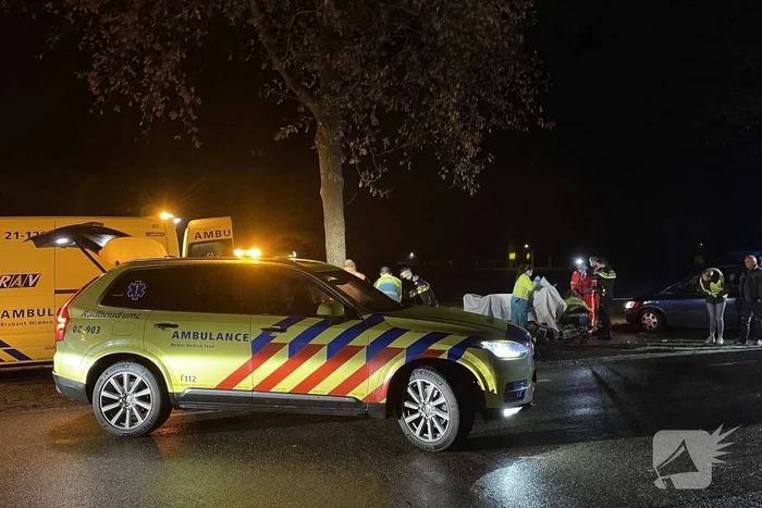 Twee gewonden bij zware aanrijding tussen scooter en fiets