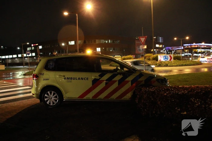 Automobilist verliest macht over het stuur en botst tegen boom