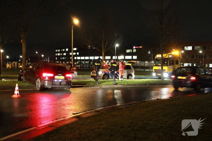 Automobilist verliest macht over het stuur en botst tegen boom