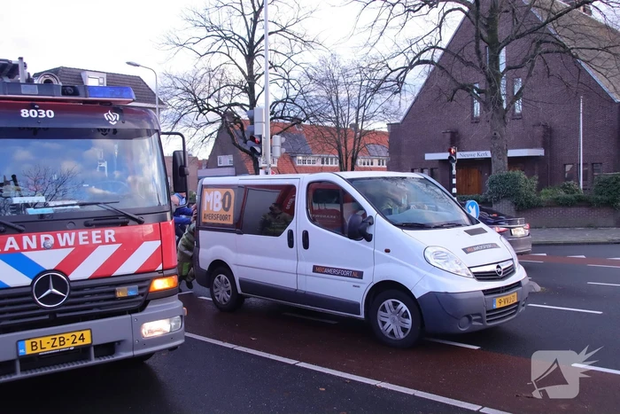 Bestelbus MBO vliegt in brand voor stoplicht