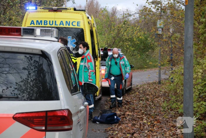 Persoon gewond op bospad