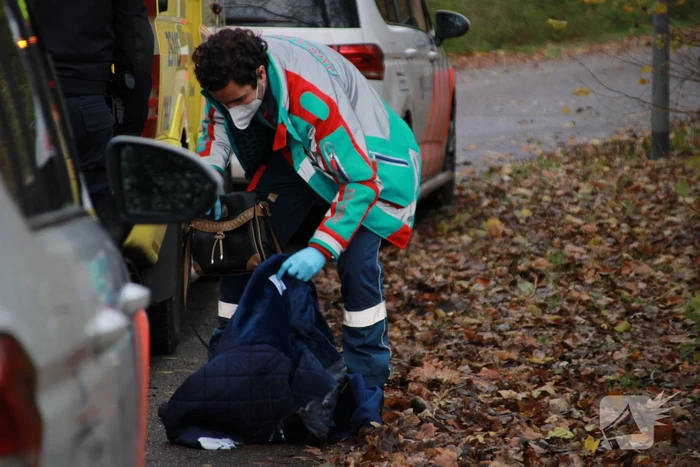 Persoon gewond op bospad