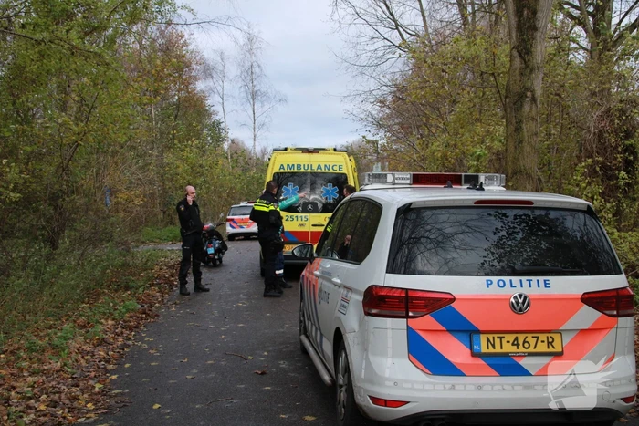 Persoon gewond op bospad