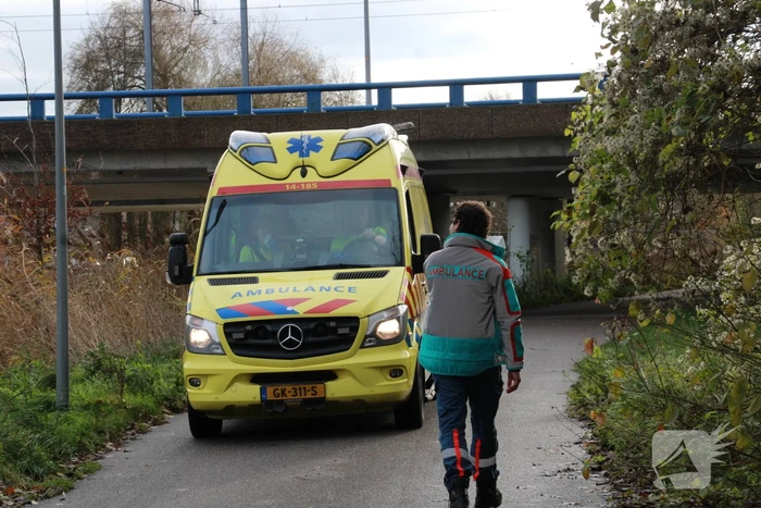 Persoon gewond op bospad