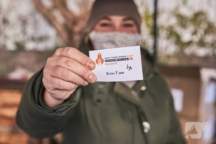 Voedselbank deelt Sinterklaascadeau's uit
