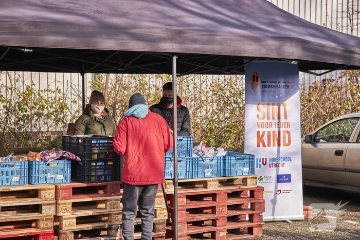 Voedselbank deelt Sinterklaascadeau's uit