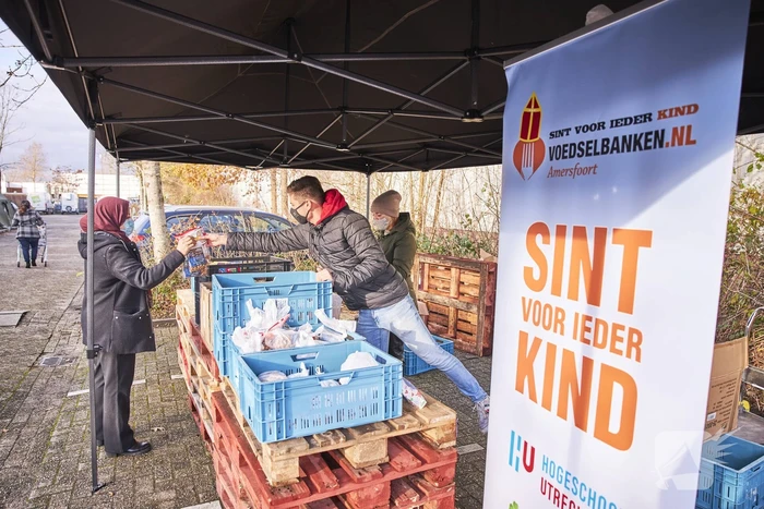 Voedselbank deelt Sinterklaascadeau's uit