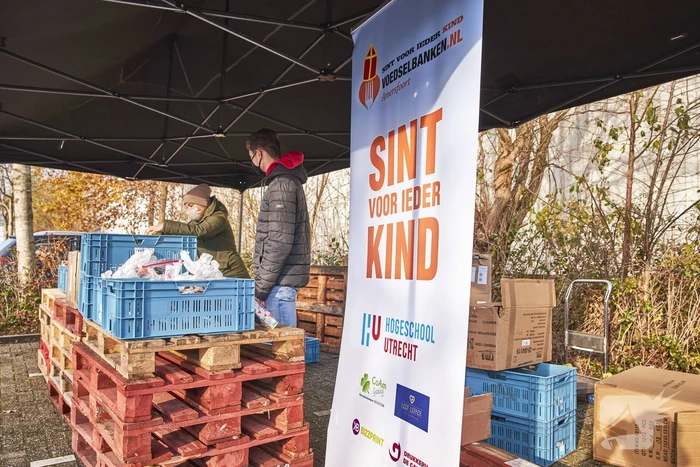 Voedselbank deelt Sinterklaascadeau's uit