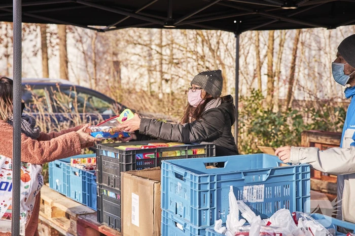 Voedselbank deelt Sinterklaascadeau's uit