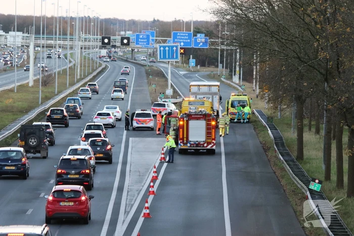 Personen auto botst achterop vrachtwagen