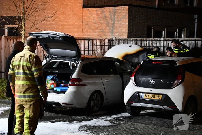 Veel rook bij brand in geparkeerde auto
