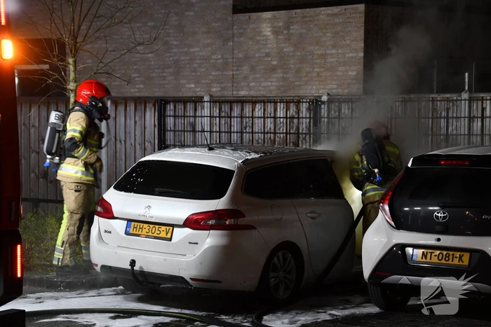 Veel rook bij brand in geparkeerde auto