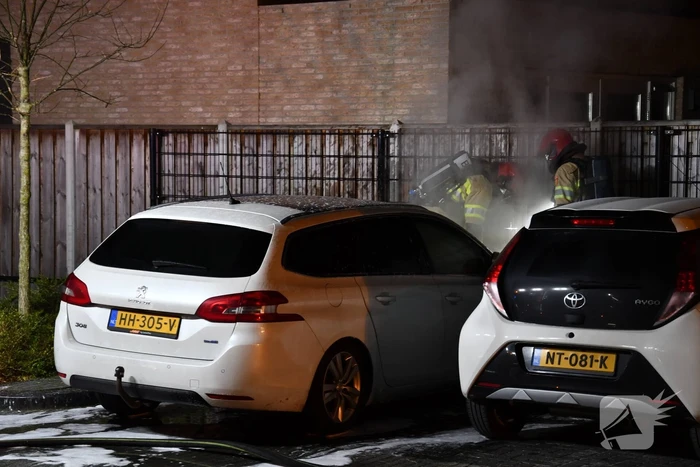 Veel rook bij brand in geparkeerde auto