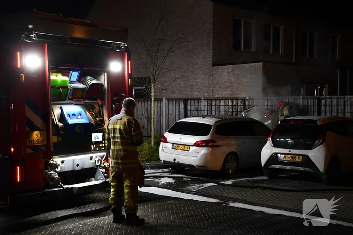 Veel rook bij brand in geparkeerde auto