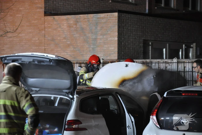 Veel rook bij brand in geparkeerde auto