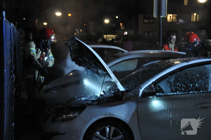 Veel rook bij brand in geparkeerde auto