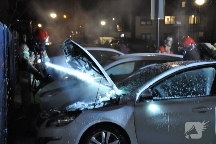 Veel rook bij brand in geparkeerde auto