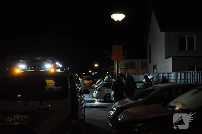 Veel rook bij brand in geparkeerde auto