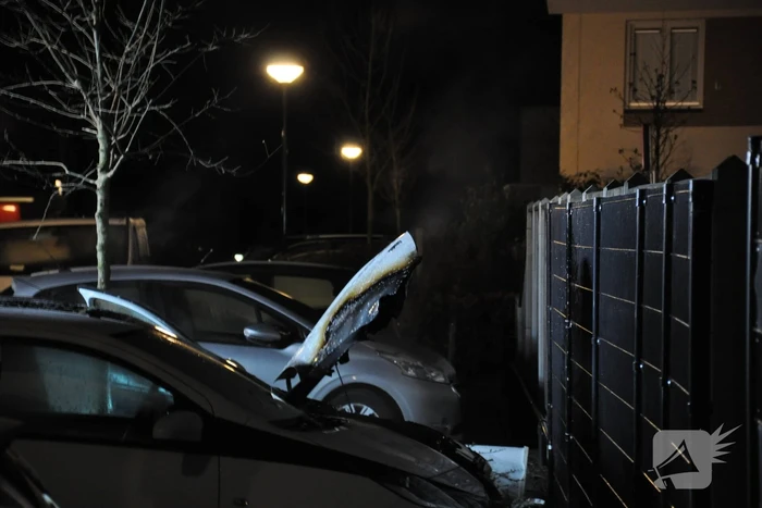 Veel rook bij brand in geparkeerde auto