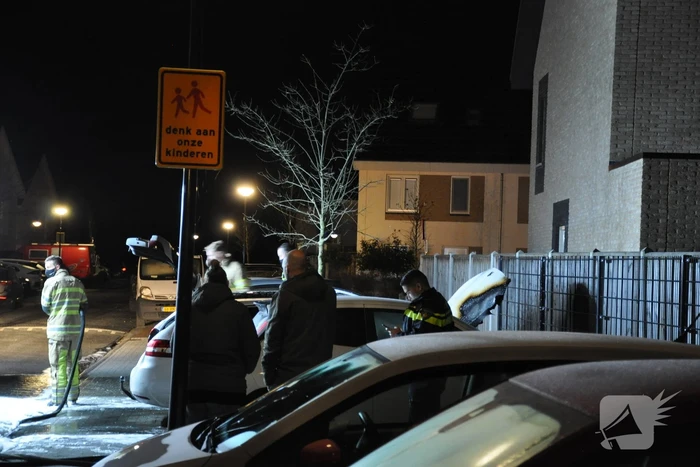 Veel rook bij brand in geparkeerde auto