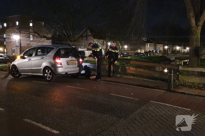 Automobilist rijdt man op step aan