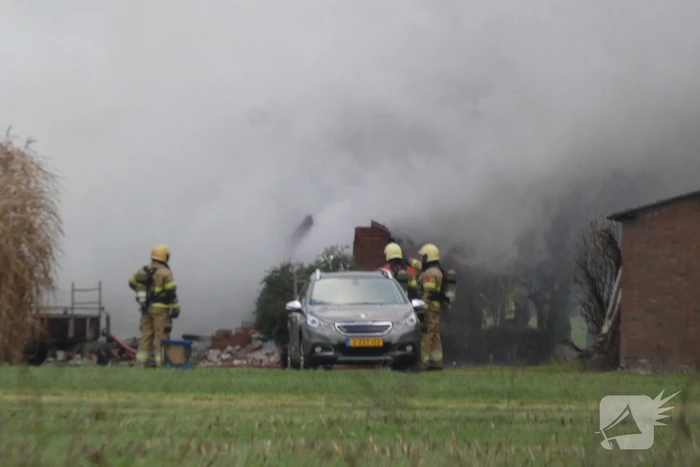 Veel rook bij grote brand in loods