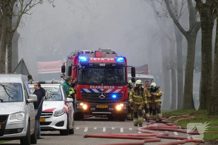 Veel rook bij grote brand in loods