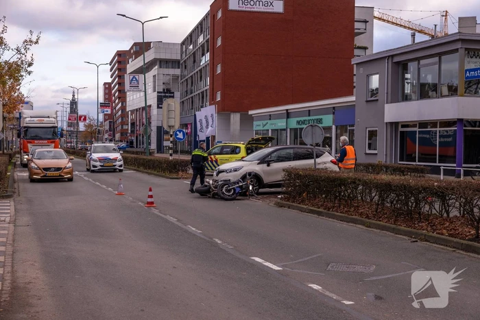 Motorrijder gewond bij botsing met auto