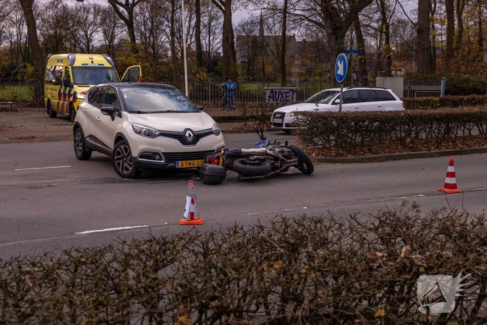 Motorrijder gewond bij botsing met auto