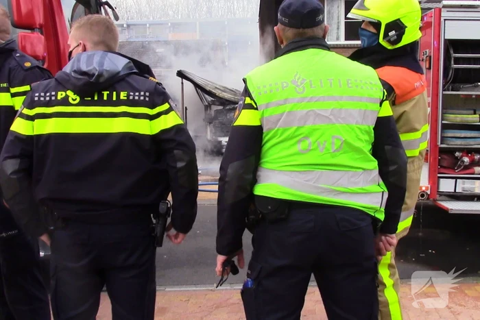 Camper naast woning gaat in vlammen op