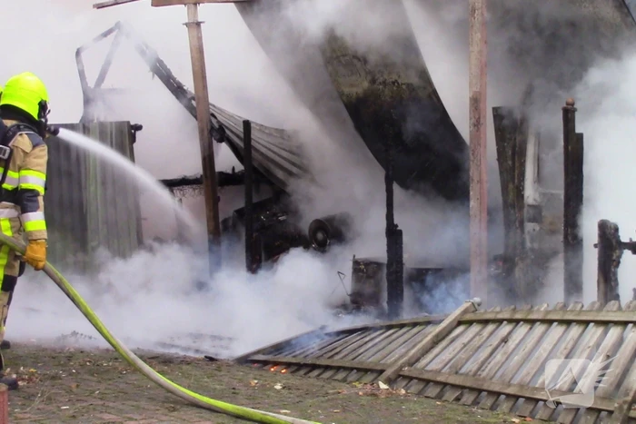 Camper naast woning gaat in vlammen op