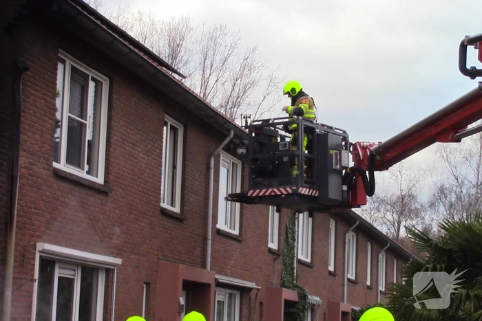 Camper naast woning gaat in vlammen op