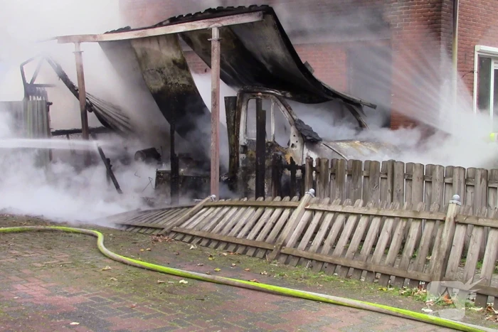Camper naast woning gaat in vlammen op
