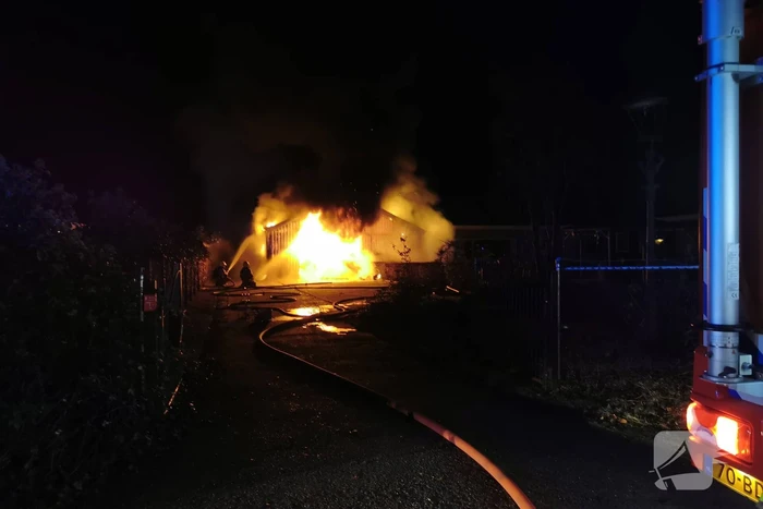 Uitslaande brand legt schuur in de as