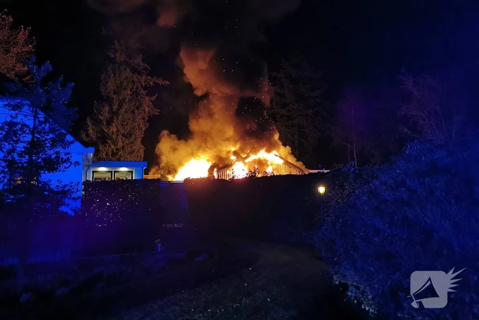 Uitslaande brand legt schuur in de as
