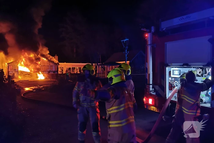 Uitslaande brand legt schuur in de as