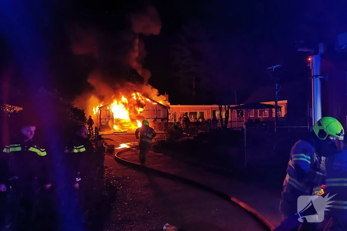 Uitslaande brand legt schuur in de as