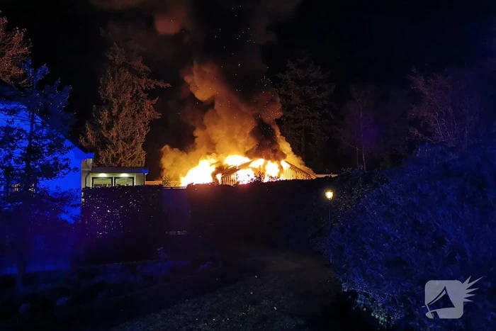 Uitslaande brand legt schuur in de as