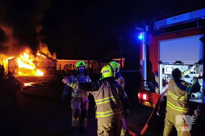Uitslaande brand legt schuur in de as