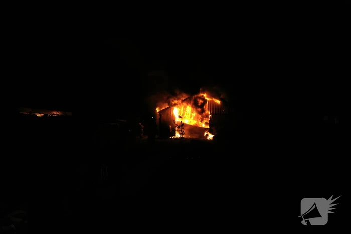 Uitslaande brand legt schuur in de as