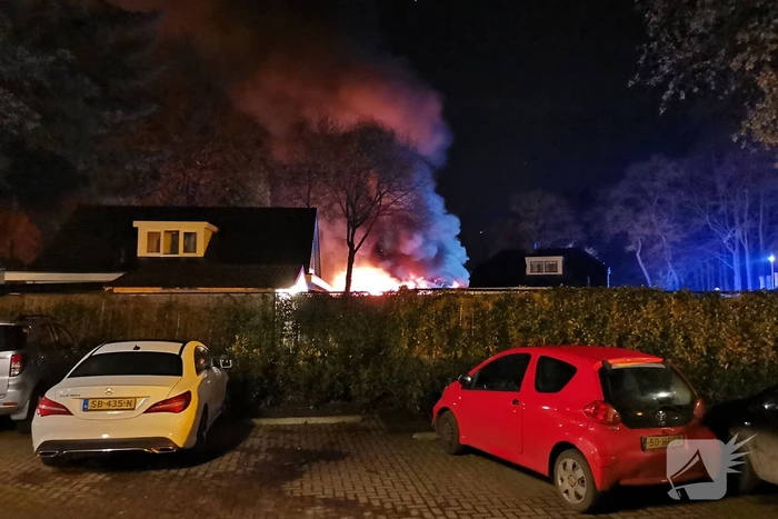 Uitslaande brand legt schuur in de as