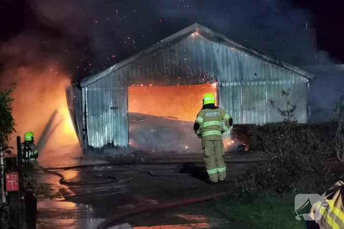 Uitslaande brand legt schuur in de as